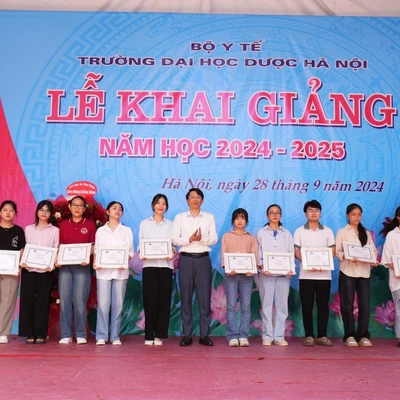 GẦN 90 SUẤT HỌC BỔNG CỦA CÁC NHÀ TÀI TRỢ ĐÃ ĐƯỢC TRAO CHO SINH VIÊN TRƯỜNG ĐẠI HỌC DƯỢC HÀ NỘI NĂM HỌC 2024-2025